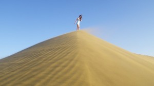 girl-on-sand-dune-280028_640