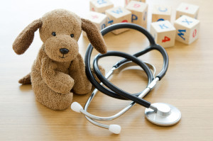 Pediatría. Cachorro de juguete con equipo médico