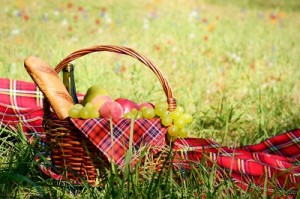 Picnic basket with fruit and bread to help fight a food addiction