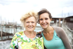 Nonna e nipote con capelli al vento