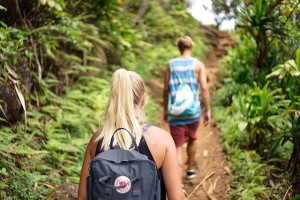 couple hiking-863454_640x426