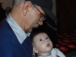 grandfather with chils-1017825_640x480