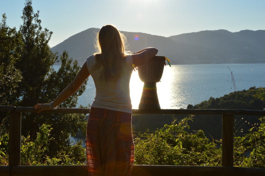 Girl looking at a lake fighting Diabulimia